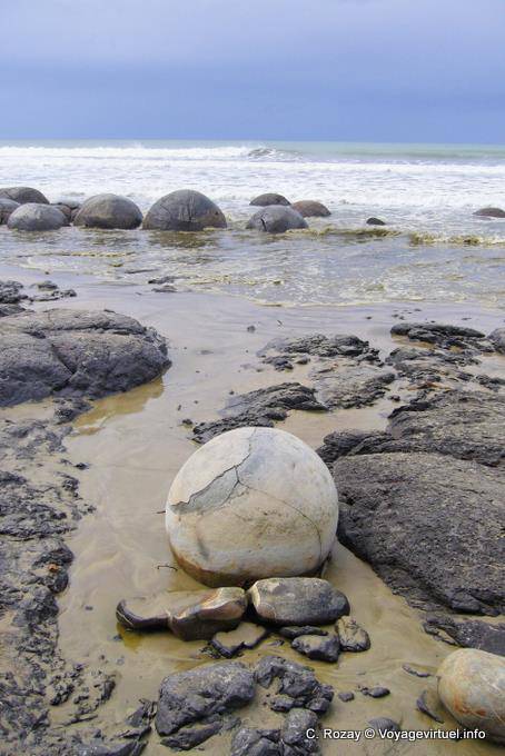 Sulla spiaggia abbandonata, Moeraki Boulders Scenic Reserve, Otago - Nuova Zelanda