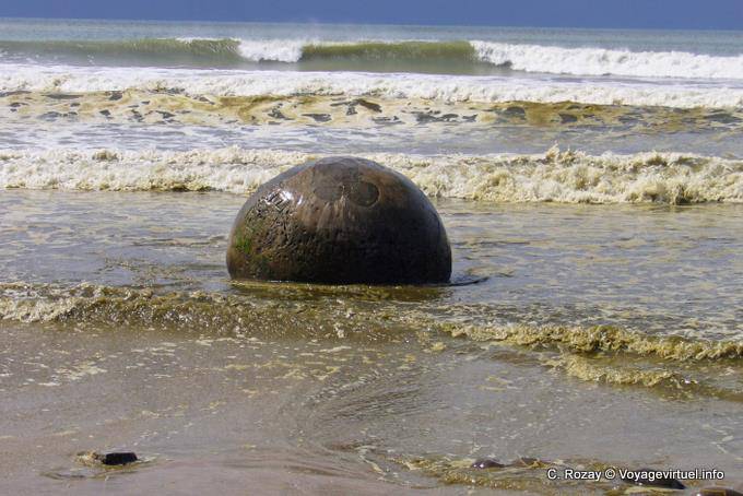 Battute dalle onde, Moeraki Boulders Scenic Reserve, Otago - Nuova Zelanda