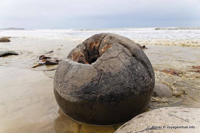 Palla minato da erosione, Moeraki Boulders Scenic Reserve, Otago - Nuova Zelanda