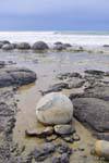 Sulla spiaggia abbandonata, Moeraki Boulders Scenic Reserve, Otago, Nuova Zelanda.