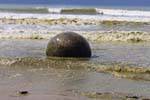 Battute dalle onde, Moeraki Boulders Scenic Reserve, Otago, Nuova Zelanda.