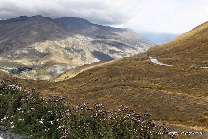 Il cono doppio visto dalla vetta del passo Cardrona, Cardrona Road to Queenstown, Southland - Nuova Zelanda