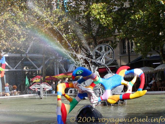 Iridescenza sulla Fontana Stravinsky, progettata da Tinguely, Parigi, Francia
