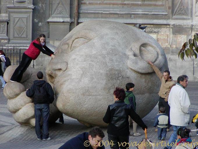 Giochi sulla testa della scultura l'ascolto, Parigi, Francia
