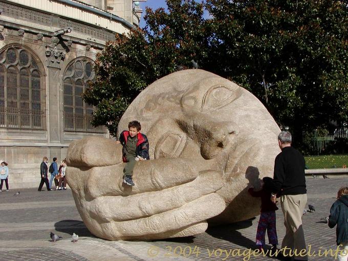 Ascolto, scultura Henri Miller Place Cassin, Parigi, Francia