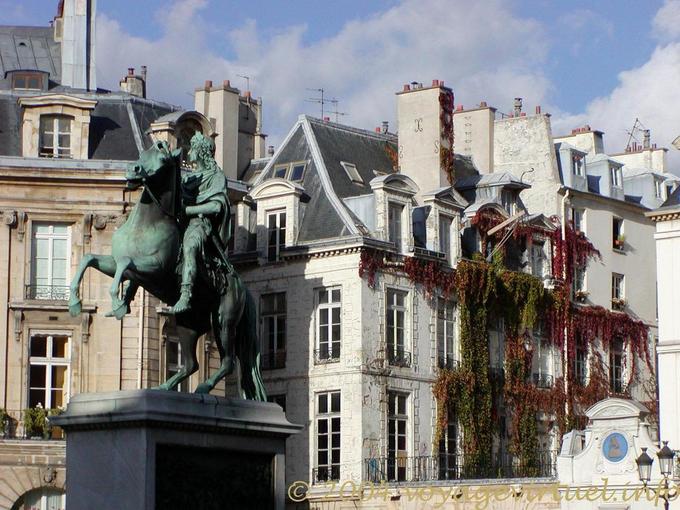 La statua equestre di Luigi XIV da Bosio, Place des Victoires, Parigi, Francia