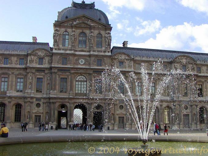 Getti d'acqua, Parigi, Il Louvre, Francia