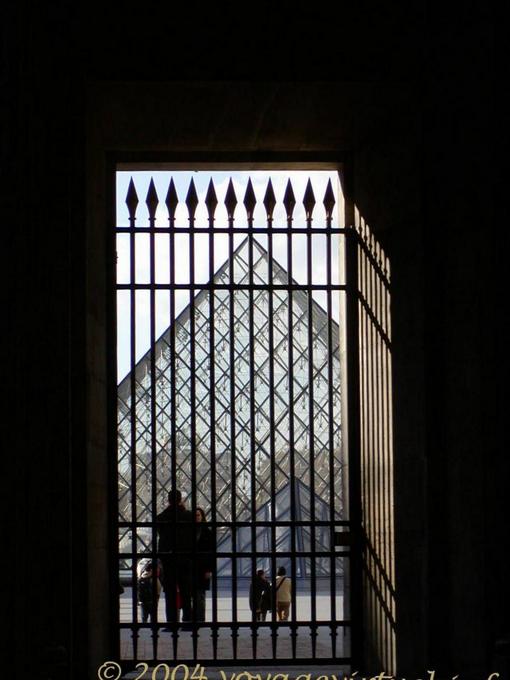 Ombre sulla griglia, Le Louvre Parigi, Francia