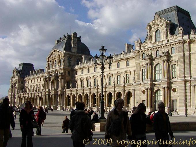 Veduta della facciata del Louvre, Parigi, Francia
