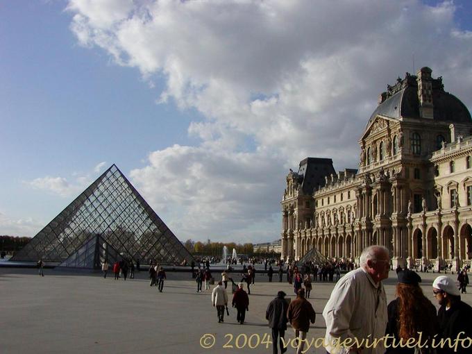 Piramide e il Louvre, Parigi, Francia