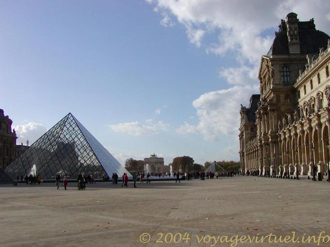 Il cortile di fronte al Louvre, Parigi, Francia