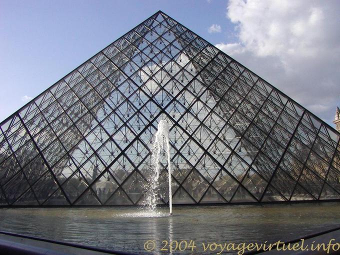La piramide e il getto d'acqua, Louvre Parigi, Francia