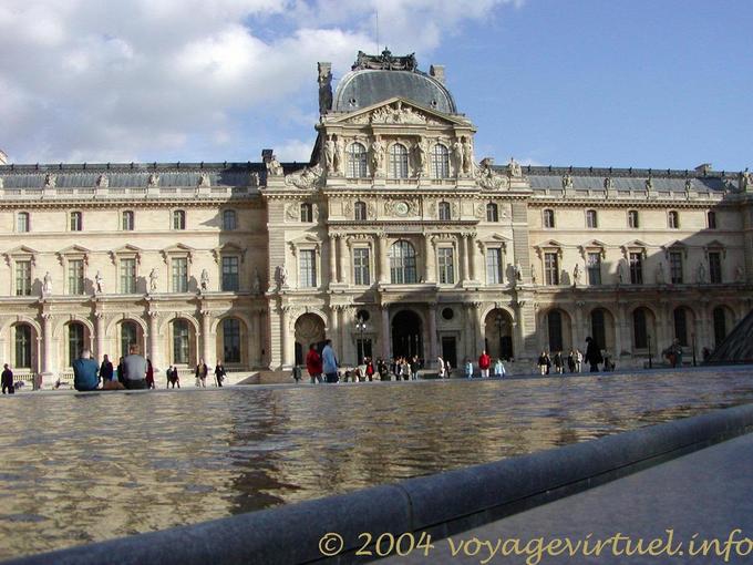 Bacino nella Cour Napoléon e la facciata Lescot, il Louvre, Parigi, Francia