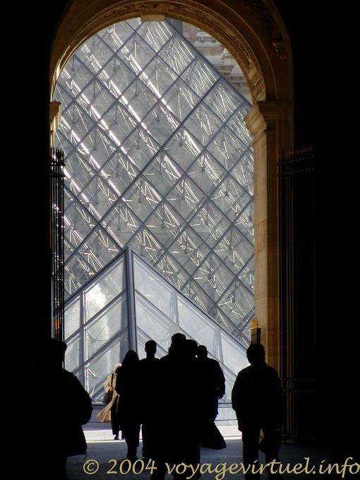 Luce sulla piramide di Pei, Parigi Il Louvre, Francia