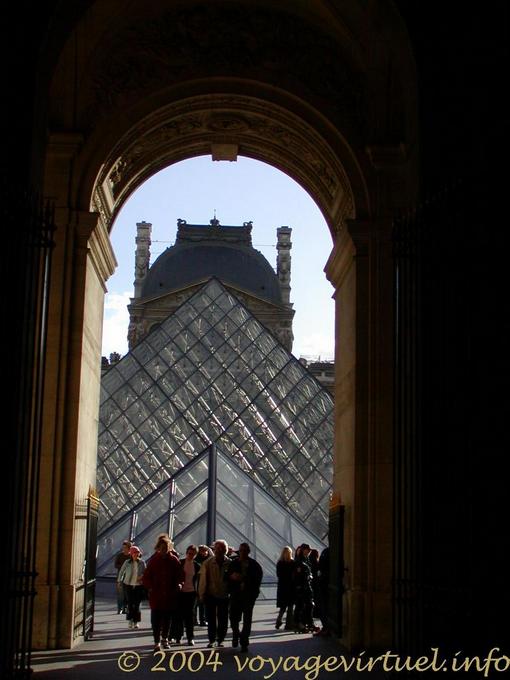 A geometria variabile, il Louvre, Parigi, Francia