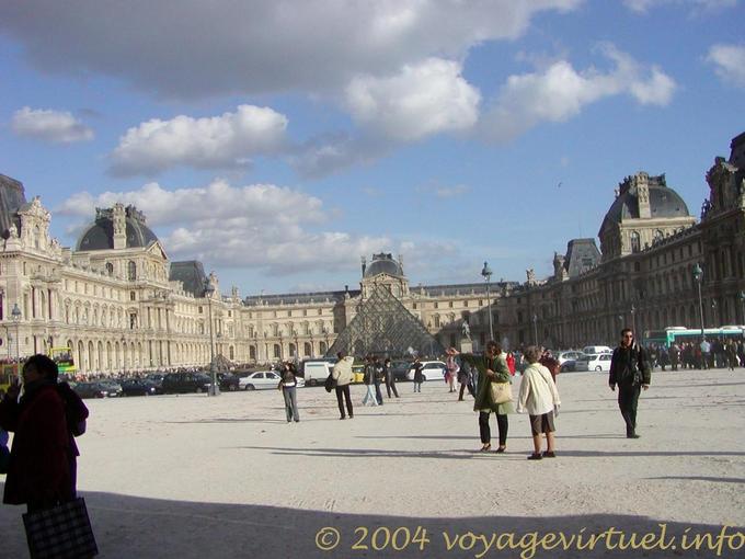 Veduta della piazza Napoleone, Louvre, Parigi, Francia