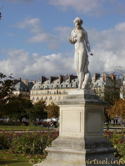 Scultura di Diana cacciatrice, la nudità al Jardin des Tuileries, a Parigi, Francia