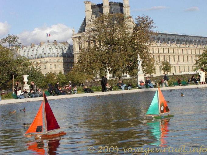 Piccole barche sono in corso in acqua, barche a vela in Jardin des Tuileries, Parigi, Francia