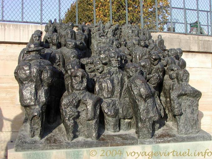 La Folla, Raymond Mason, scultura in bronzo, Tuileries, Parigi, Francia