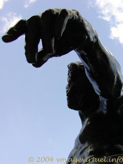 La mano di bronzo, L'ombra di Rodin, Jardin des Tuileries di Parigi, Francia