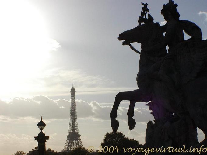 Luce e ombra, Torre Eiffel, Parigi, Francia