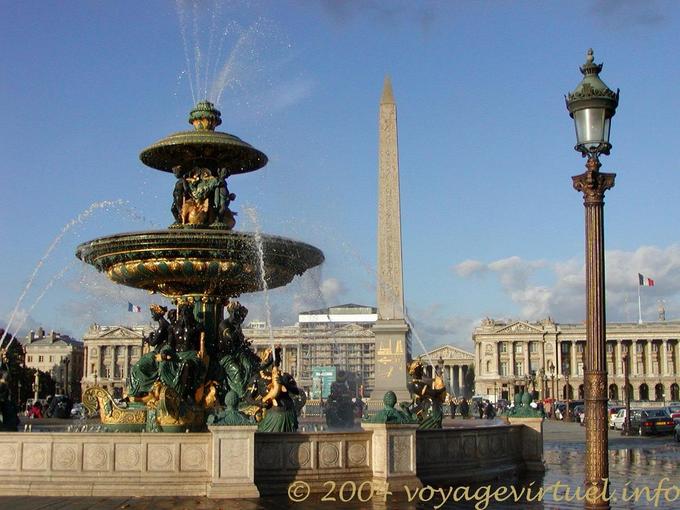 Tra fontana dei fiumi e lampione, Place de la Concorde, Parigi, Francia