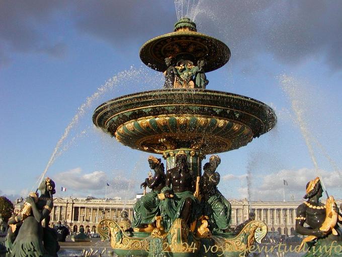 Fontana progettato dall'architetto Jacques Hittorff, Place de la Concorde, Parigi, Francia