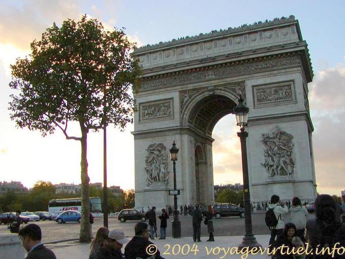 Contro la luce sul Arc de Triomphe, Parigi, Francia