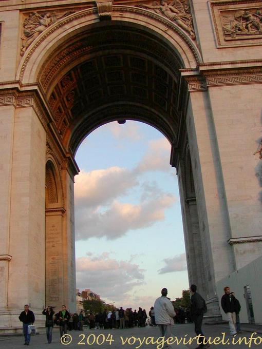 Sotto l'Arco di Trionfo, Parigi, Francia