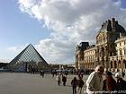 Piramide e il Louvre, Parigi, Francia.