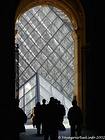 Luce sulla piramide di Pei, Parigi Il Louvre, Francia.