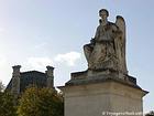 Vittoria seduta, statua di Antoine-François Gérard, Jardin du Carrousel, Parigi, Francia.