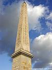 Ai piedi dell'obelisco, Place de la Concorde a Parigi, Francia.