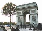 Contro la luce sul Arc de Triomphe, Parigi, Francia.