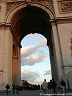Sotto l'Arco di Trionfo, Parigi, Francia.