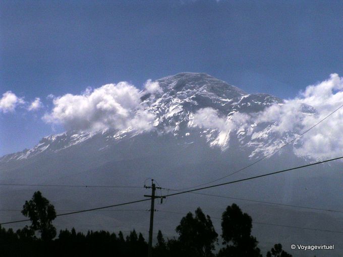 Chimborazo vulcano tra le nuvole -Equador
