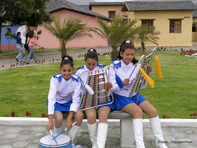I giovani cheerleaders e le loro strumenti musicali, Otavalo -Equador