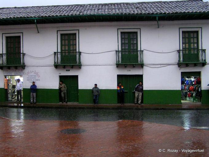In attesa sotto la pioggia, Quito -Equador