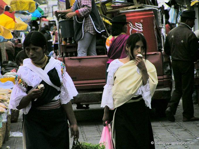 Volti di donne in abito tradizionale delle donne, Otavalo -Equador