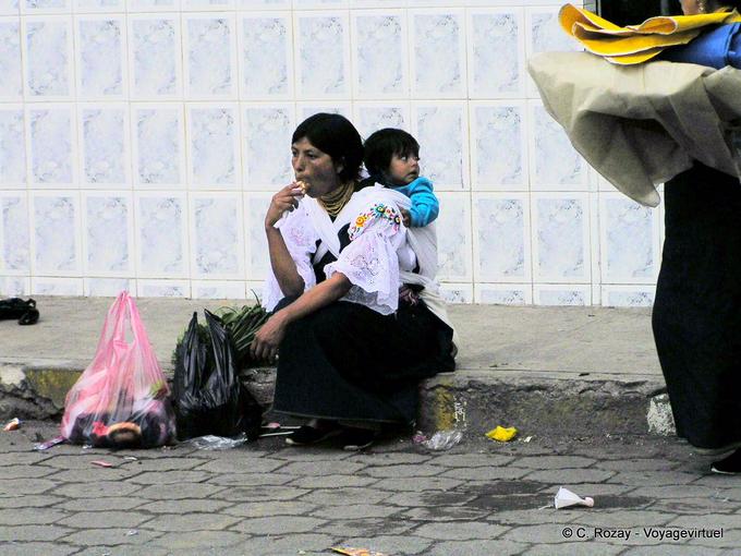 Mamma e figlia sul ghiaccio marciapiede succhiare, Otavalo -Equador