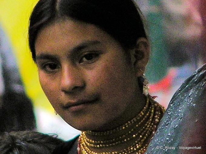 Indiano indossa una collana con perle oro (wallka) Otavalo -Equador