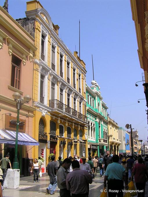 Strada trafficata a Lima Jiron de la Union -Perù