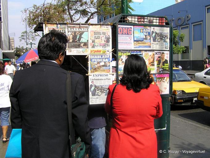 Lettura dei giornali in mostra, Lima -Perù