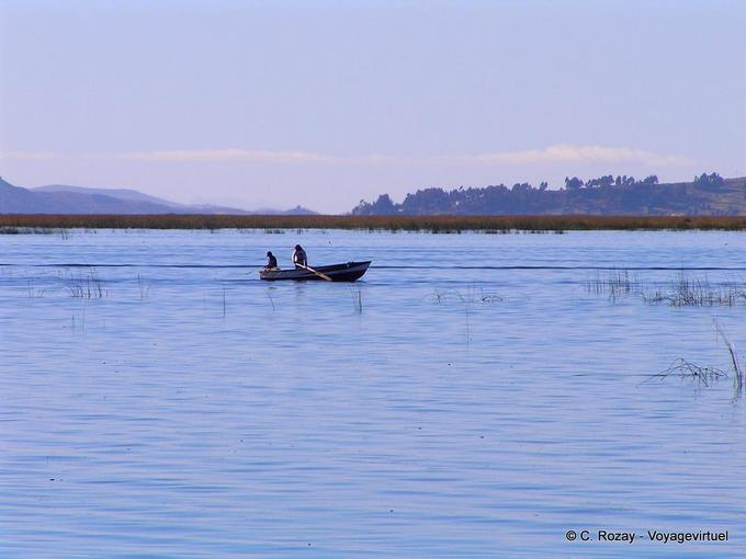 Barca sul lago Titicaca -Perù