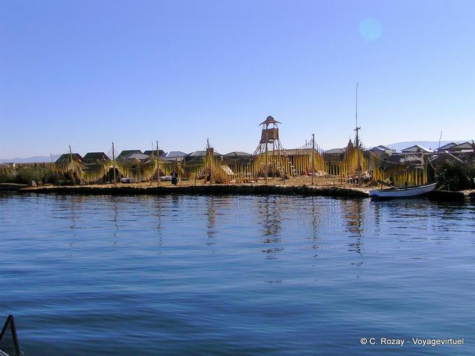 Villaggio tradizionale su Uros Floating Island, Lago Titicaca -Perù