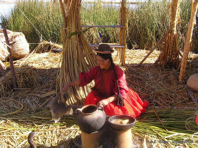 La condivisione con il cortile in costume tradizionale, Titicaca -Perù