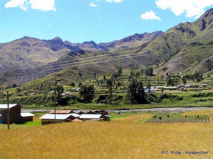 Paesaggio e peruviana Andina villaggio per Marangani -Perù