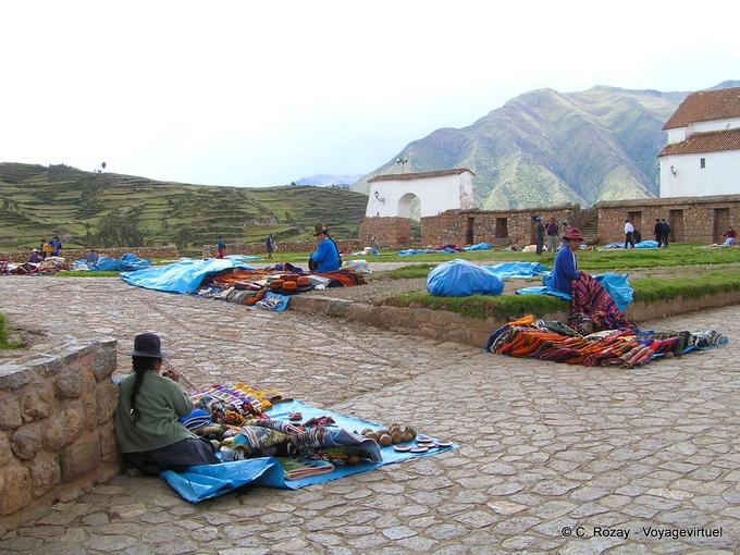 Weavers turisti in attesa sotto la pioggia, Chinchero -Perù