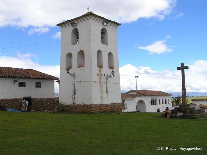 Campanile e croce isolato da Iglesia Colonial Chinchero -Perù