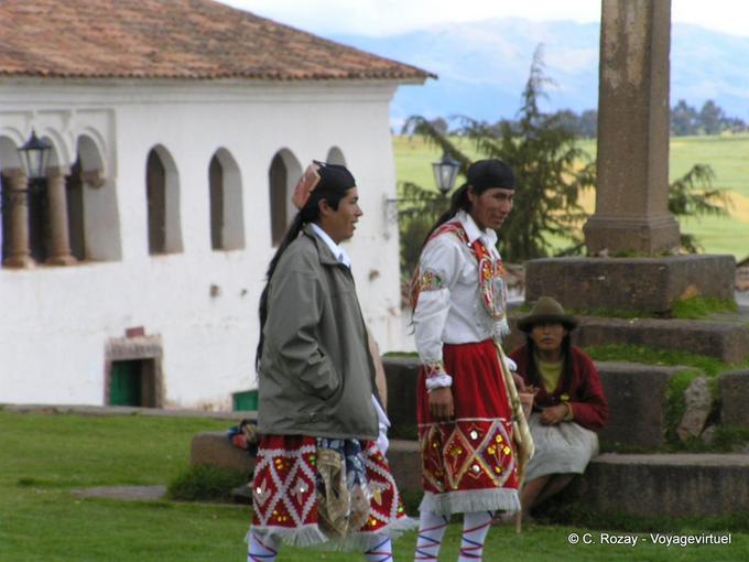 Costumi tipici e stuoie, Chinchero -Perù
